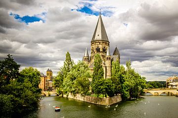 De kerk van Temple Neuf aan de oevers van de Moezel in Metz, Frankrijk van Dieter Walther