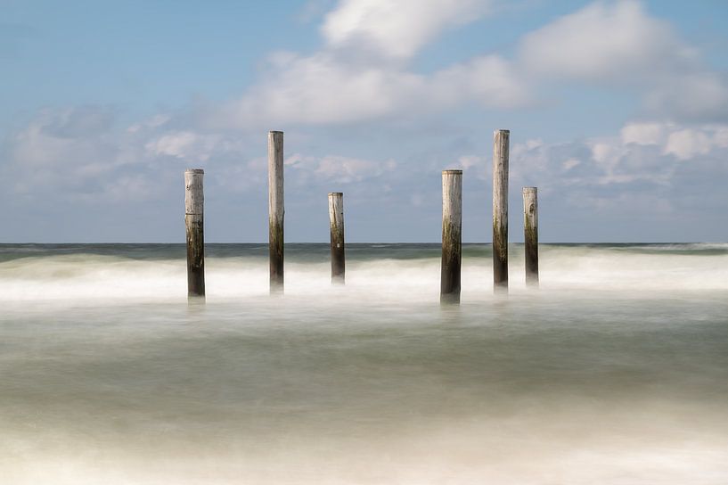 Poteaux dans la mer par Mark Bolijn
