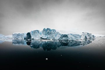 Eisscholle im schwarzen Ozean mit ominösem Himmel von Martijn Smeets