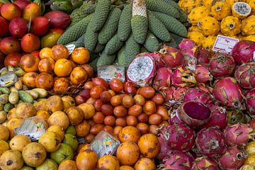 Tropisch fruit op markt Funchal Madeira van Sander Groenendijk