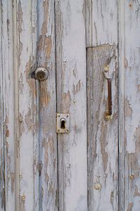 Die alte Tür. Alte Tür mit graublauer, abblätternder Farbe in Frankreich von Birgitte Bergman