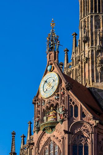 Kunstklok van de Frauenkirche op het grote marktplein in Neurenberg