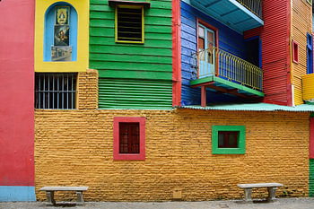 Zwei Bänke in La Boca