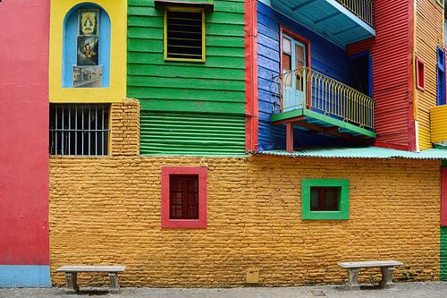 Twee bankjes in La Boca