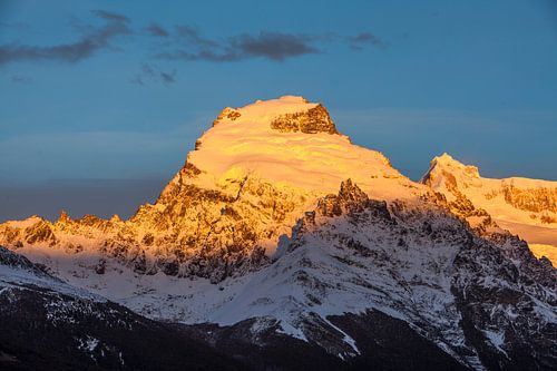 Berglandschap met gletsjers bij zonsopkomst