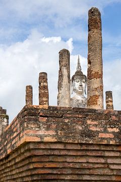 Buddha beeld in Sukhothai, Thailand van Sofie Bogaert