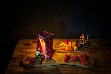 Kreatives, humorvolles Stillleben mit Rindfleisch und Paprika. von Saskia Dingemans Awarded Photographer