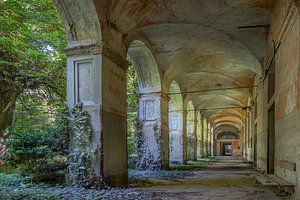 Verlaten galerij in een voormalig Italiaans ziekenhuis van Frans Nijland