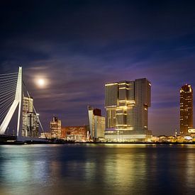 Vue du Wilhelminapier avec le pont Erasmus à Rotterdam sur Michael Moser