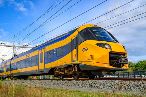 ICNG-intercitytrein rijdt over een spoorweg