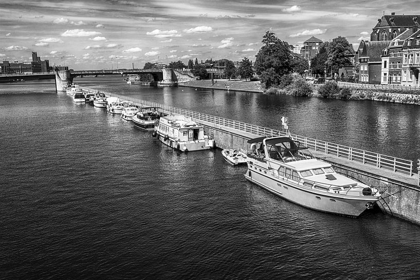 Motorboten op de Maas bij Maastricht by Leo Langen