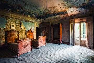 Verlaten Italiaanse Slaapkamer. van Roman Robroek - Foto's van Verlaten Gebouwen