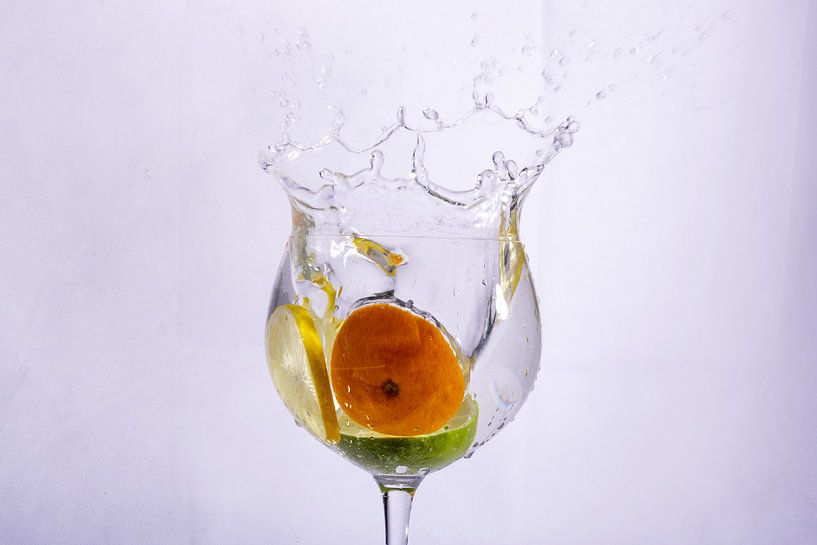 Oranje groen en geel in water van Rob Hansum