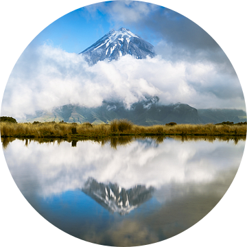 Taranaki, Framed reflection van Remco van Adrichem