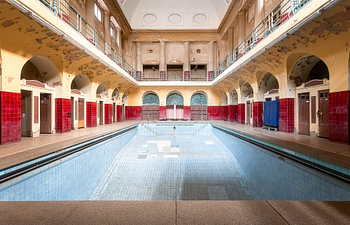 Verlaten Zwembad in Badhuis.