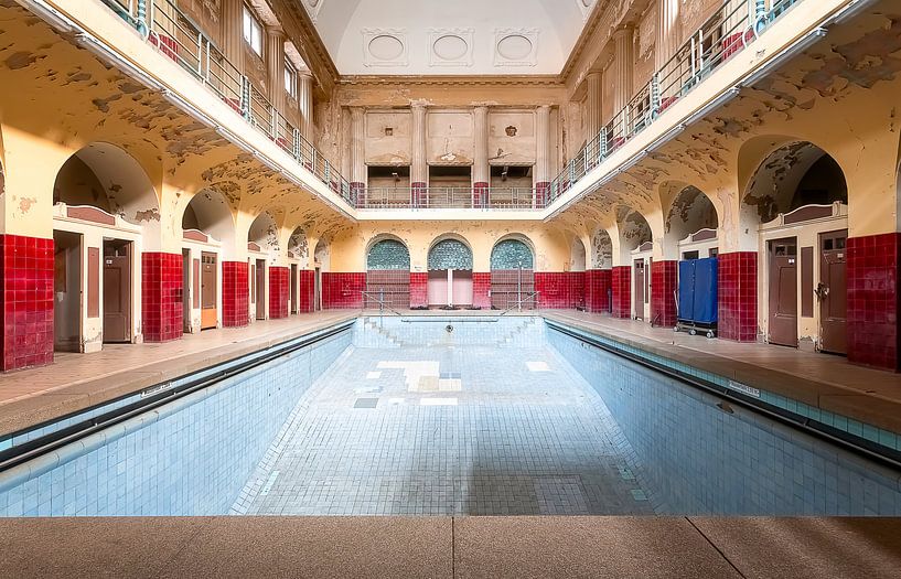 Verlaten Zwembad in Badhuis. van Roman Robroek