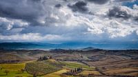 Podere Belvedere in Toscane onder dreigende wolken van Teun Ruijters thumbnail