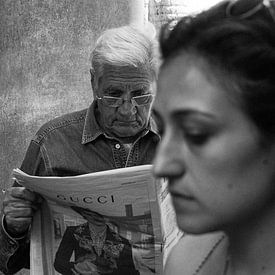 Man leest krant in Rome, 2018 von Selma Hamzic