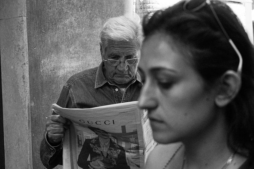 Man leest krant in Rome, 2018 van Selma Hamzic