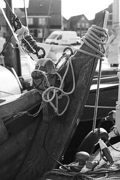 Botter in de haven van Bunschoten Spakenburg (zwartwit) van Jerome van den Berg