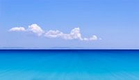 Wolken über blauen Meer