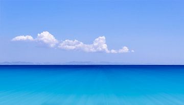 Wolken boven blauwe zee van Frank Kremer