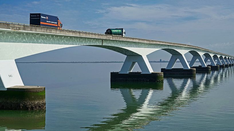 Zeelandbrug weerspiegeld in het gladde wateroppervlak van de Oosterschelde. van Gert van Santen