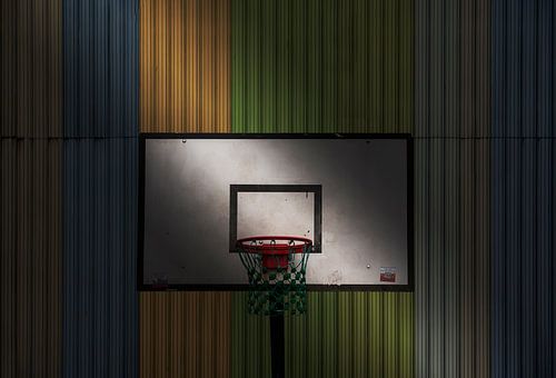 Basketbalkorf met gekleurde gevel op de achtergrond
