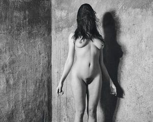 Schöne sexy nackte Frau fotografiert in einem dunklen schmutzigen Keller.  #M0644 von Photostudioholland