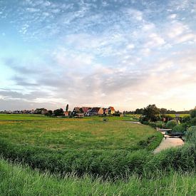 Marken vanaf de ijsselmeerdijk. by Teun IJff