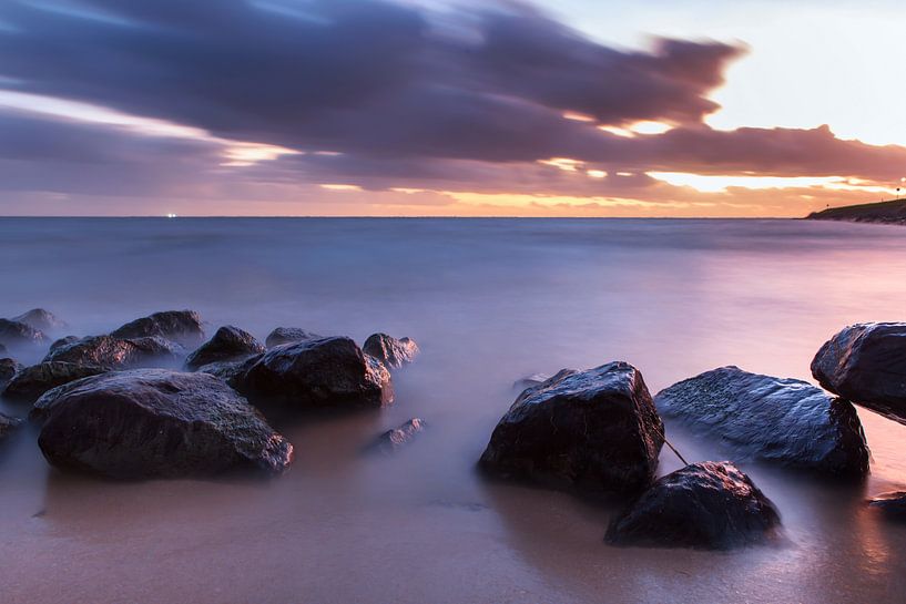 Ijsselmeer na zonsondergang von Martijn Schruijer