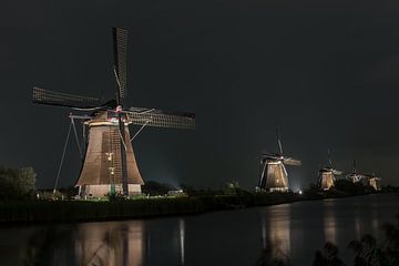 Holländische Pracht pur gesungen, Unesco-Weltkulturerbe Kinderdijk: 5 beleuchtete Windmühlen von Kin von Jaap van den Berg