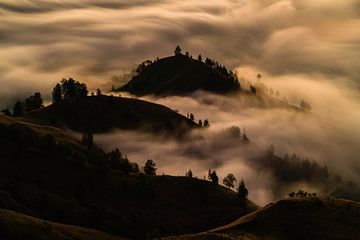 Langzeitbelichtung von Wolken und Bergen mit Blick vom Mount Rinjani in Lombok, Indonesien von Shanti Hesse