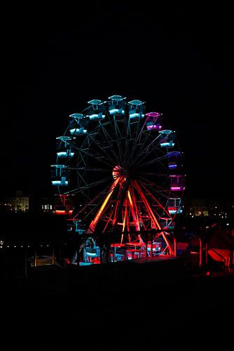 La nuit, cette grande roue offre un spectacle haut en couleur.