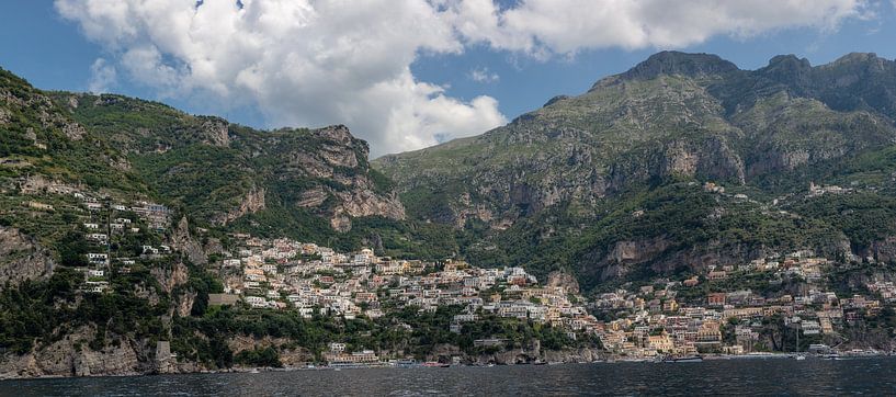 Blick auf Positano an der Amalfiküste in Italien von Joost Adriaanse