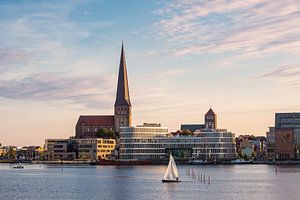 Blick über die Warnow auf die Hansestadt Rostock