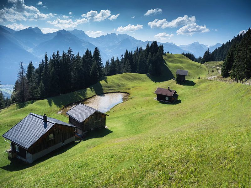 Uitzicht op huizen en bergen in Silbertal Montafon Vorarlberg Oostenrijk van Karin vd Waal