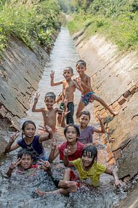 Myanmar, kinderen zoeken verkoeling in de kanalen van chris mees