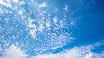 Blauwe lucht met wolken van Günter Albers