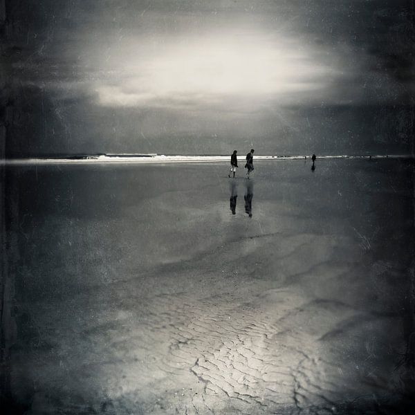 Silver lining on the horizon - People on the beach by Dirk Wüstenhagen