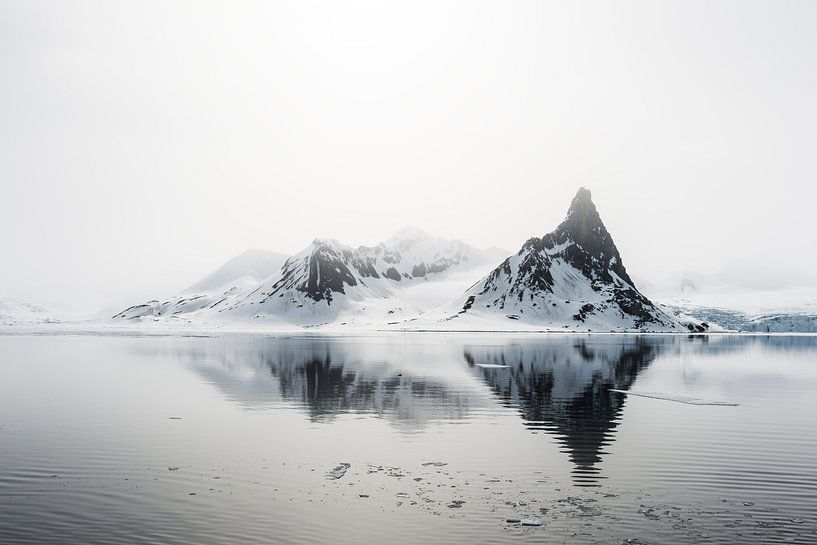 Aus dem Nebel tauchen spitze Berge auf von Gerry van Roosmalen