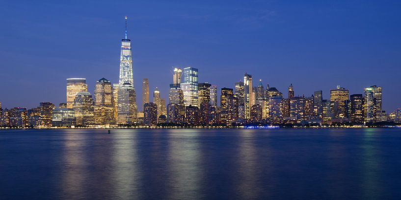 Lower Manhattan Skyline in New York am Abend, Panorama von Merijn van der Vliet