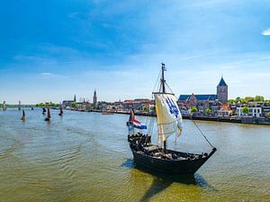 Historisches Segelschiff Kamper Kogge vor der Skyline von Kampen