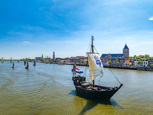 Historische Kamper Kogge zeilboot op de IJssel voor Kampen