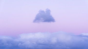 Een kleine donkere wolk zweeft boven een lichte tijdens een zonsondergang van Alex Hamstra
