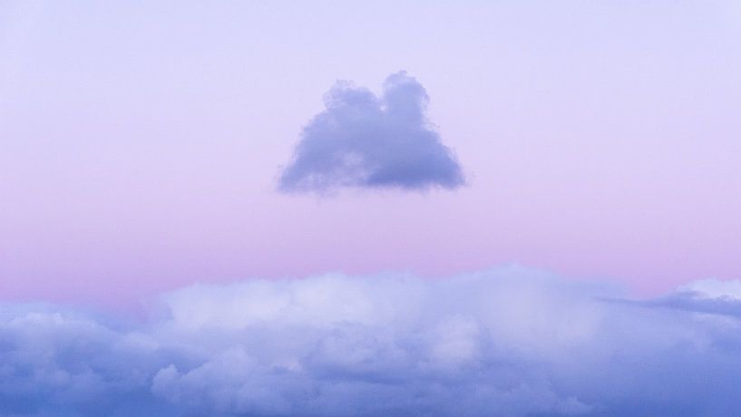 Een kleine donkere wolk zweeft boven een lichte tijdens een zonsondergang van Alex Hamstra