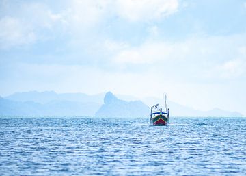Boot am hellblauen Horizont von Marco Leeggangers