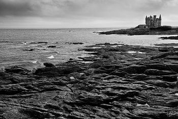 Zwart-wit zeezicht met kasteel