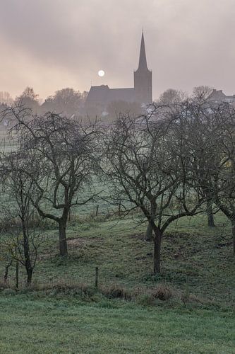 Kerk Maurik in de ochtendmist