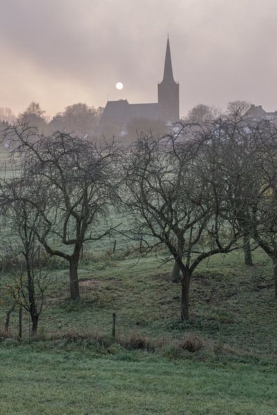 Kerk Maurik in de ochtendmist by Moetwil en van Dijk - Fotografie